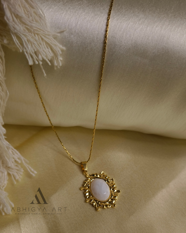 Regal Pearl Vintage Pendant Necklace