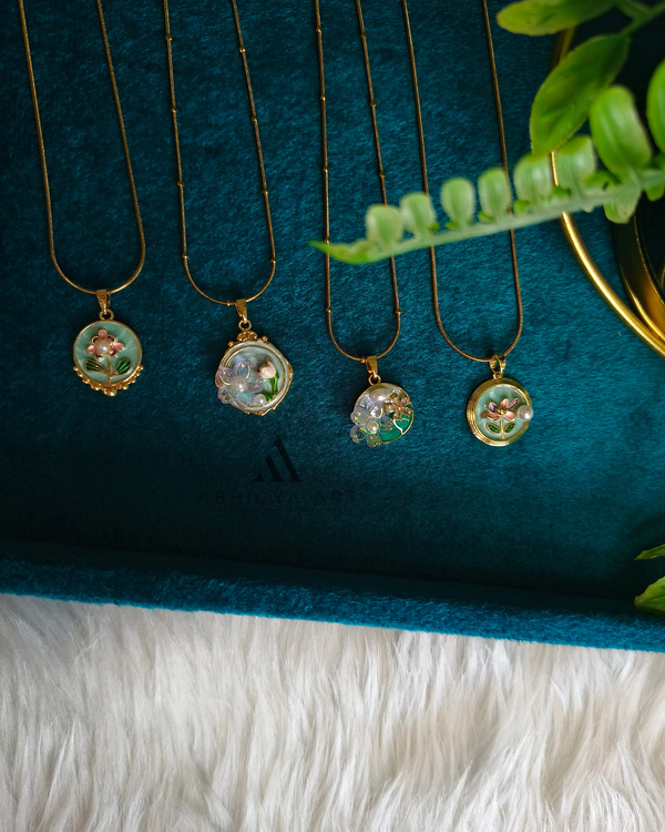 Pressed Flower Round Pendant